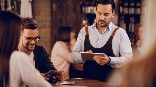 Românii, tot mai frustrați de ”cultura” bacșișului din țară. ”Suntem mai bogați ca nemții”