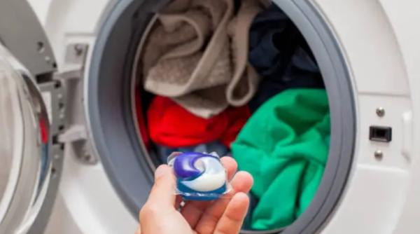 O bătrânică a confundat capsulele de rufe cu niște dulciuri. S-a stins din viață la scurt timp după ce le-a mâncat