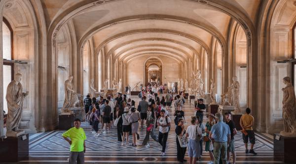 Cu harta în mână și fără cozi la Luvru sau Vatican. Cum se călătorea acum 30 de ani, până la "invazia" milioanelor de turiști asiatici - VIDEO