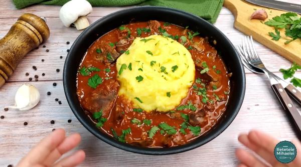 Rețetă tradițională de ficăței cu sos și mămăliguță: Gust autentic românesc