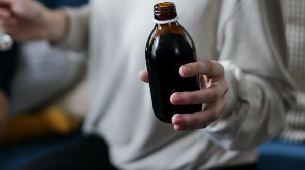 Cum să prepari acasă un sirop natural de tuse din plante medicinale
