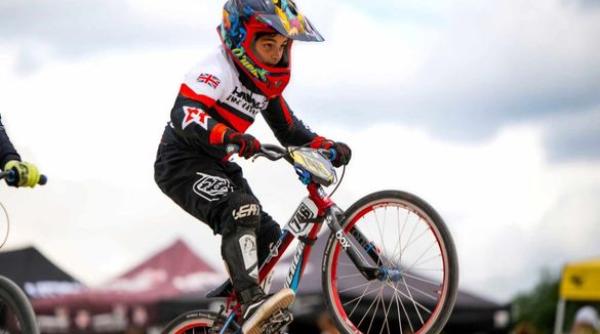 Un copil român face furori în Marea Britanie. Participă la Grand Prix într-o competiție de BMX