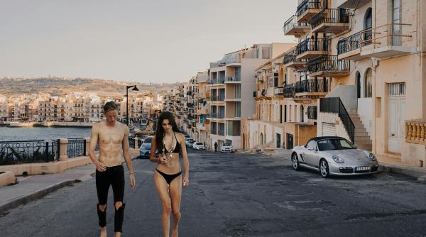 Un localnic din Malta lansează un protest împotriva turiștilor: „Fără costume de baie pe străzi”