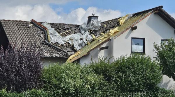 Furtună violentă în Germania: Acoperișuri smulse și copaci dărâmați / FOTO