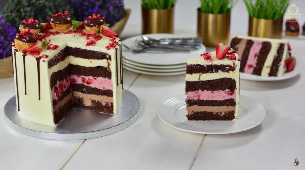 Tort festiv cu trei creme: vanilie, ciocolată și fructe de pădure