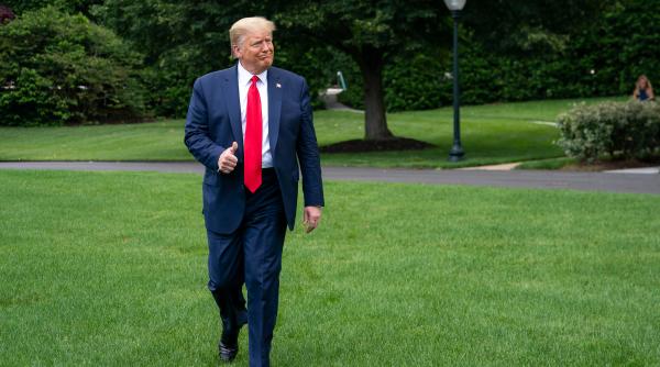 Armata americană îl critică pe Trump și sugerează că a făcut ilegal campanie electorală în Cimitirul Arlington