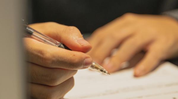 De ce semnează românii petiții și când o fac. Cum se schimbă comportamentul când pleacă din țară