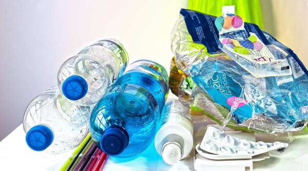 Sticlele și ambalajele din plastic se vor schimba: UE interzice BPA, un compus chimic periculos pentru sănătate