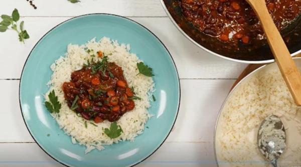 Rețetă de chilli indian cu fasole roșie și orez - Un preparat extrem de gustos și simplu de pregătit