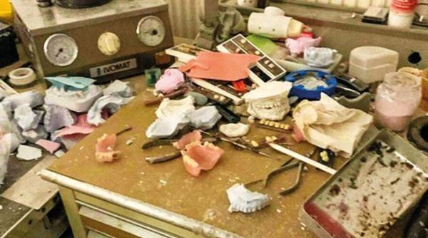 Cabinet stomatologic tipic „românesc” în Belgia. Autoritățile au găsit dinți și proteze printre gunoaie 