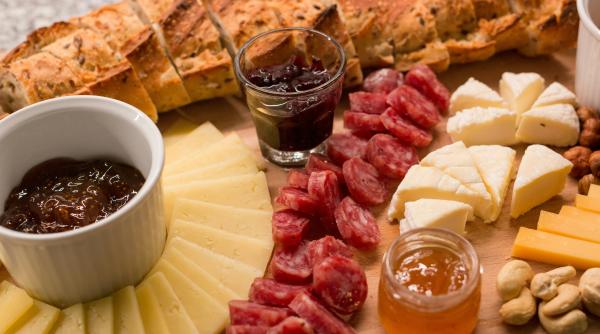 O familie de români s-a întors în țară după 15 ani în Italia. Au transformat satul Grindeni într-o destinație gastronomică populară