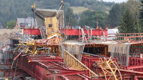 O macara de construcții s-a prăbușit pe șantierul unui pod din Germania: O persoană și-a pierdut viața