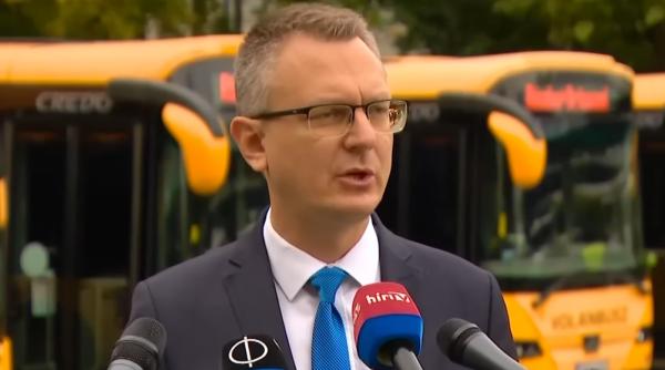 Belgienii sunt foc și pară. Ungaria a prezentat autocarele cu care va trimite la Bruxelles solicitanţii de azil 