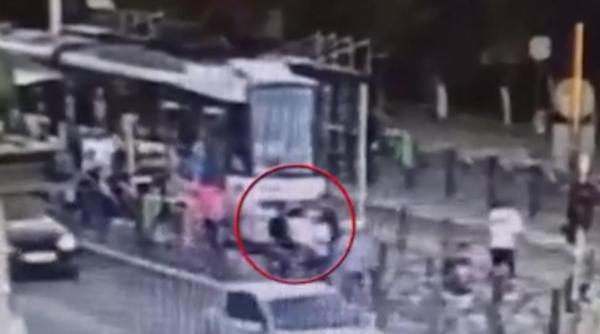 Un jandarm a fost înjunghiat într-o stație de tramvai din București în mijlocul zilei: imagini cu atacul 
