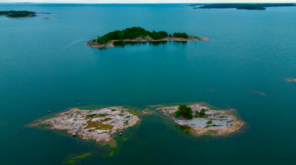 Un tânăr a plecat din SUA pentru a trăi pe o insulă în Finlanda, cumpărată cu banii de o garsonieră