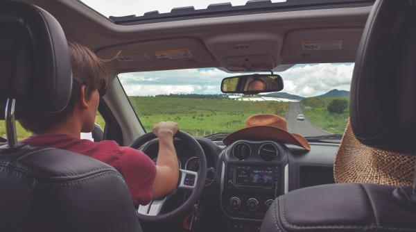 Șase adolescenți din Ploiești sunt cercetați, după ce au furat o mașină și au provocat un accident rutier