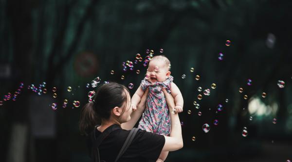 China în fața unei dileme demografice: Tinerii preferă animalele de companie în locul copiilor