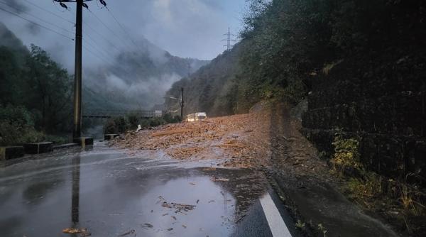 Circulația pe Valea Oltului, blocată total, după ce șoseaua a mai fost închisă o lună întreagă 