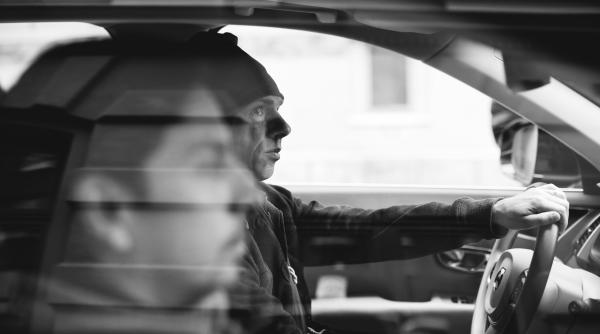 Doi români au fost prinși la furat împreună, deși aveau ordin de protecție unul împotriva celuilalt