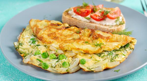 Mic dejun proteic: Începe dimineața cu o omletă cu legume, brânză și pâine prăjită cu avocado și somon