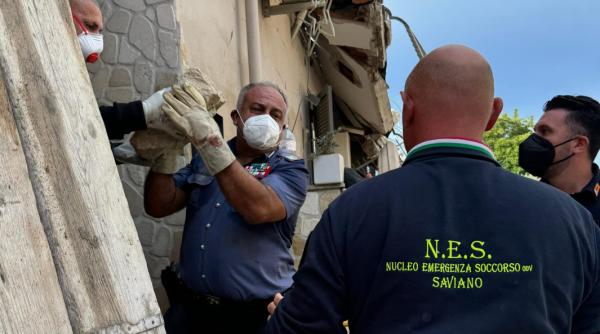 O clădire s-a prăbușit în Napoli. Doi copii au murit, un al treilea a fost scos în viață de sub dărâmături