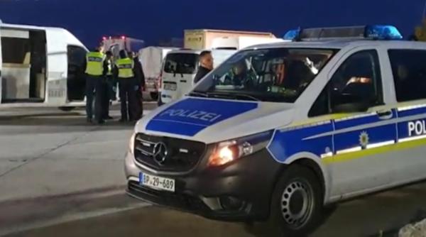 Controale la granițe în Germania: Zece români săltați de polițiști din microbuzele în care erau