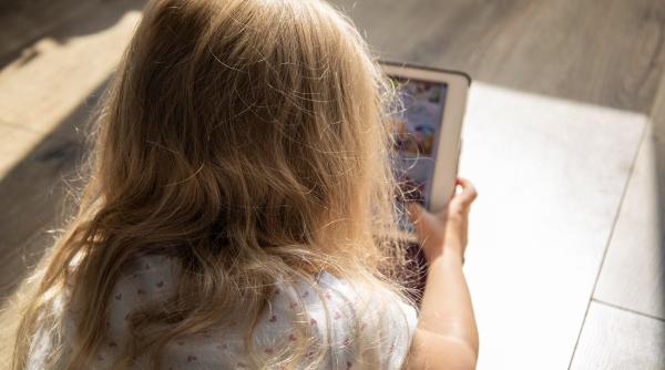 Povești din folclorul românesc traduse în spaniolă. "Povestea de la ora 6", un proiect pentru copiii români din Spania