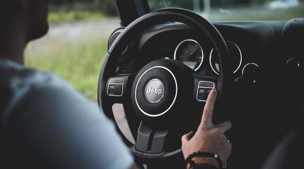 O femeie din Germania a fost amendată cu 35 de euro după ce a căzut cu mașina de la o înălțime de 12 metri / FOTO