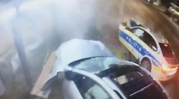 O mașină de poliție a fost spulberată de un tânăr de 19 ani care conducea pe contrasens