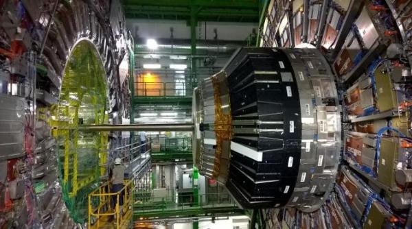 Din decembrie, CERN va întrerupe colaborarea cu 500 de oameni de știință ruși