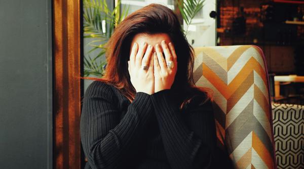 O badantă româncă îl acuză pe fiul bătrânilor pe care îi îngrijea de hărțuire: "M-a pipăit și a încercat să mă sărute"