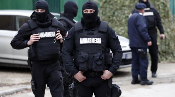 Percheziții masive în toată țara. Românii au început să cumpere arme și muniție online și să le livreze acasă prin curier