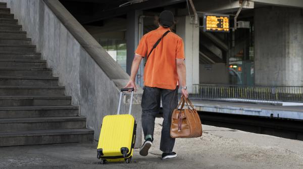 Teama de necunoscut, ”greul” luării deciziei de a rămâne sau pleca din țară