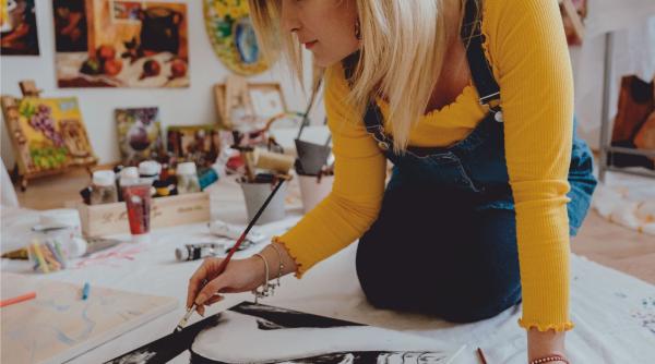 Pictorița Andreea Georgiana Tibu, invitata săptămânii la Tradiții românești în diaspora/ VIDEO