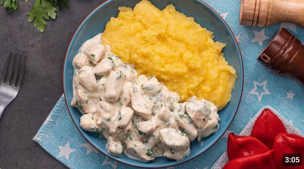 Piept de pui cu smântână și mămăliguță - O delicatesă din Moldova