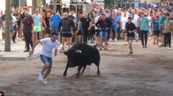 Român din Spania, rănit grav de un taur în timpul unei coride. A fost luat pe sus de animalul scăpat de sub control