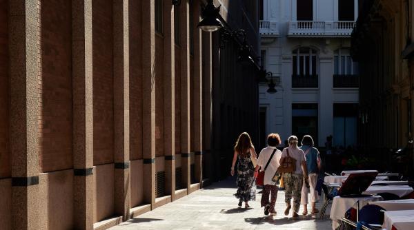 Românii dintr-un orășel din Spania, ținta atacurilor rasiste. Localnicii au ieșit în stradă pentru a-i alunga. "Mami, colegii mi-au spus că trebuie să plecăm"