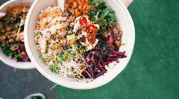 Bol cu quinoa, humus, pui și legume – O masă nutritivă și savuroasă într-un singur bol