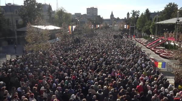 O mamă din Iași, fără loc de muncă, se luptă să-și crească singură copilul: A strâns zilnic peste 300 de sticle la pelerinaj la Sf. Parascheva 