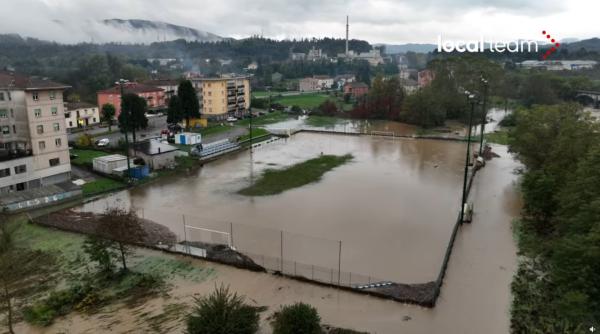 Alertă de inundații în Italia, zboruri anulate, autostrăzi blocate. Copiiilor le e interzis să mai învețe la parterul școlilor