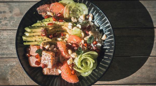 Salată de somon cu avocado: Cum arată prânzul nutritiv al fotomodelelor