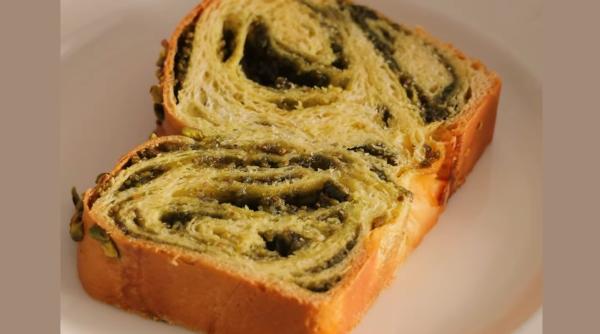 Cozonac românesc cu umplutură de fistic și cataif  