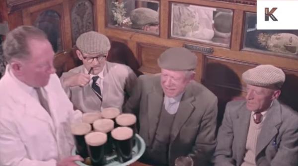 Șase bărbați se întâlnesc în fiecare joi la o bere de 56 de ani: „Cândva vorbeam despre fotbal și dragoste, acum despre prostată și pensii”  