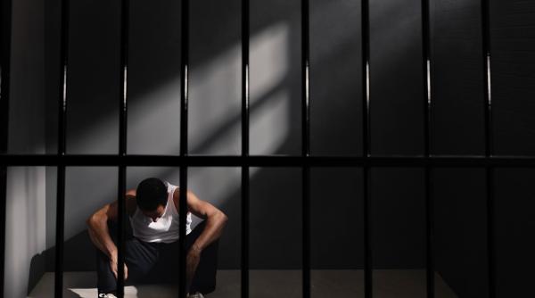 Supărată că fiul său are o relație cu o româncă, o italiancă a încercat să-l bage la închisoare