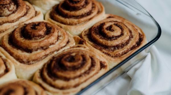 Rulouri pufoase cu scorțișoară și glazură fină – desertul perfect care îți încălzește sufletul!