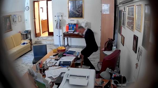 Un hoț a furat 900 de euro dintr-o biserică. Preotul paroh: „Erau pentru săraci”