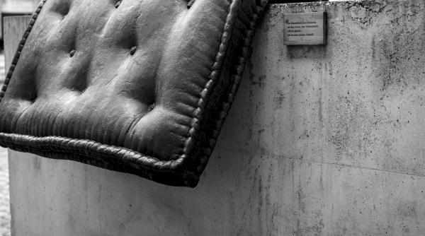 O badantă din Italia a aruncat o saltea veche, plină cu zeci de mii de euro. Bătrâna de care avea grijă își ținea toată averea în ea