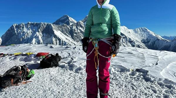 O româncă a ajuns pe vârful Ama Dablam, în Munţii Himalaya, la o altitudine impresionantă