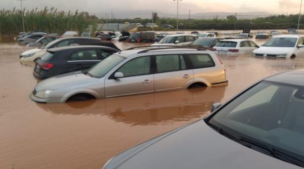 Inundații masive în parcarea unui aeroport din Italia: peste 150 de mașini scufundate în apropierea aeroportului Lamezia Terme