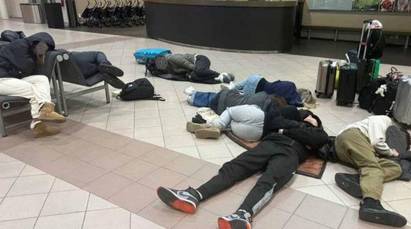 Sute de români blocați timp de 24 de ore pe aeroport în Malmo. „Sunt foarte mulți copii care au fost lăsați să doarmă pe betonul rece”